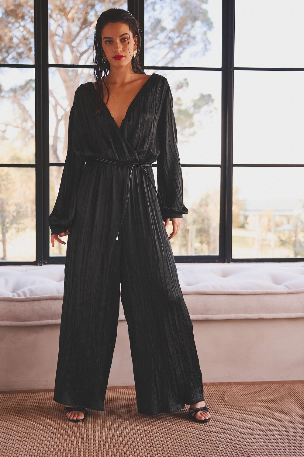 Плиссированный комбинезон с глубоким V-образным вырезом и завязкой на талии Next, черный
Плиссированный комбинезон с глубоким V-образным вырезом и завязкой на талии Next, черный