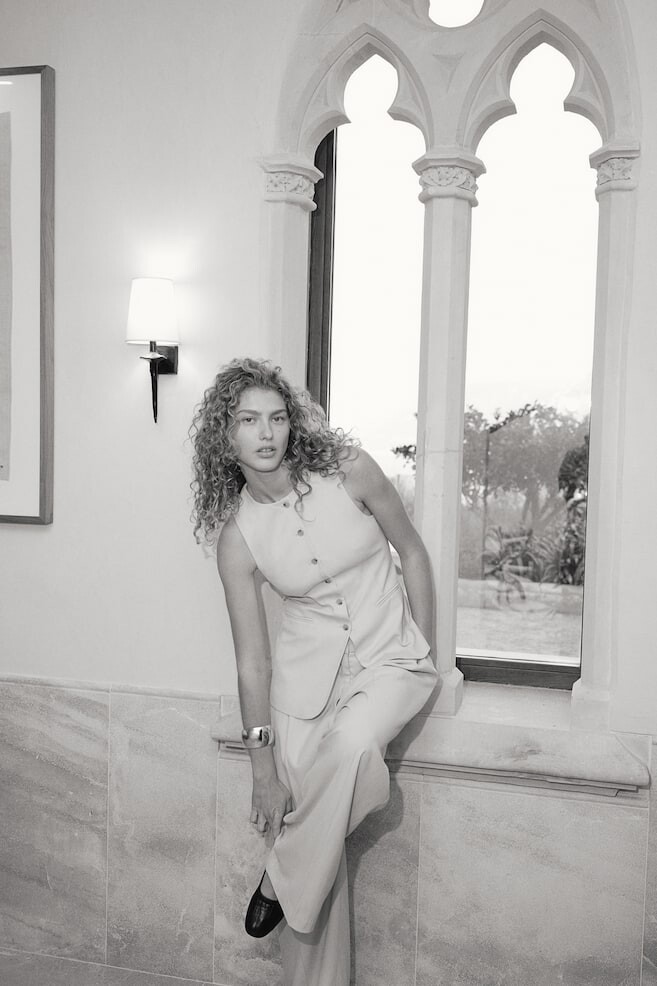 Длинный жилет H&M, бежевый
Длинный жилет H&M, бежевый