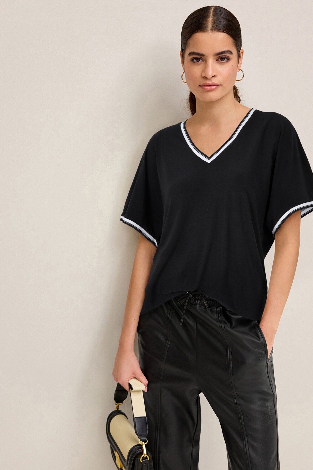 Футболка в рубчик с V-образным вырезом и контрастной окантовкой Next, черный
Футболка в рубчик с V-образным вырезом и контрастной окантовкой Next, черный