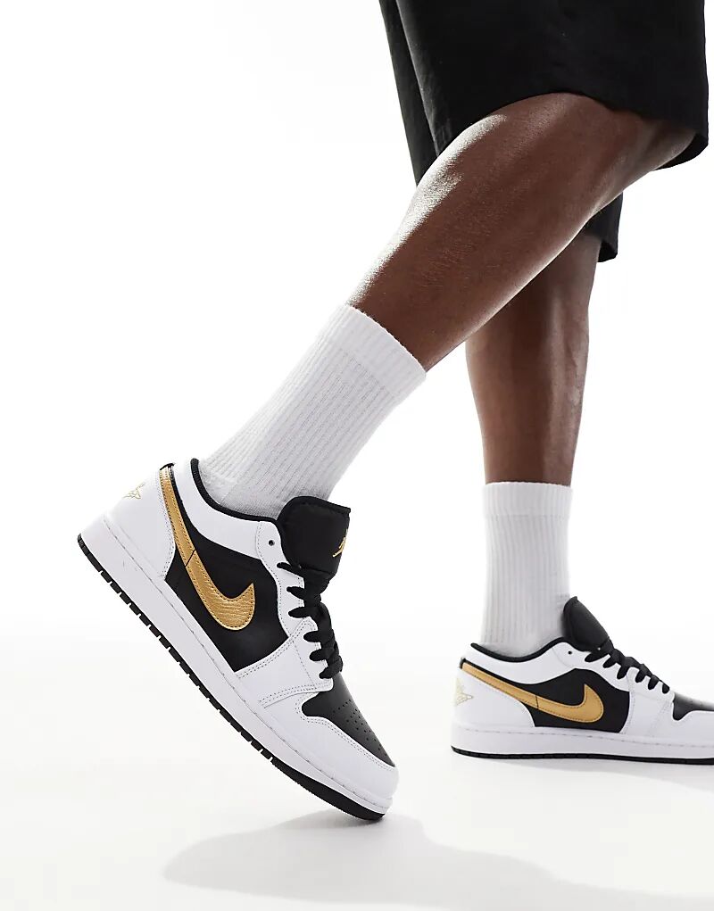 Кроссовки Air Jordan 1 Low черного, белого и золотого цветов 
Кроссовки Air Jordan 1 Low черного, белого и золотого цветов