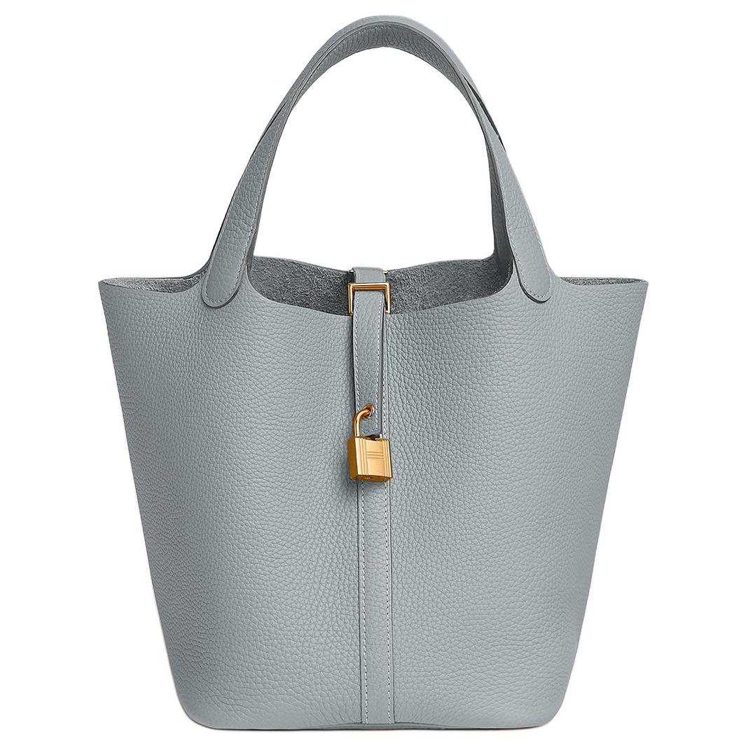 Пикотин Лок из кожи теленка Клеменс, корзинка, ведерко, женская сумка 8U Bleu Glacier Blue HERMES
Пикотин Лок из кожи теленка Клеменс, корзинка, ведерко, женская сумка 8U Bleu Glacier Blue HERMES