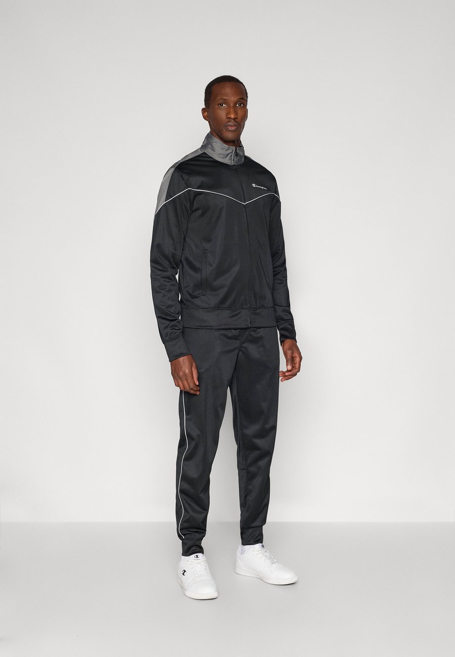 Спортивный костюм Champion TRACKSUIT LARGE LOGO SET, Black
Спортивный костюм Champion TRACKSUIT LARGE LOGO SET, Black