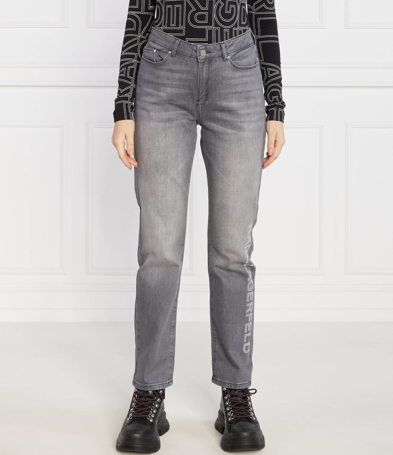 Джинсы Karl Lagerfeld rhinestone logo jeans Straight fit, серый
Джинсы Karl Lagerfeld rhinestone logo jeans Straight fit, серый