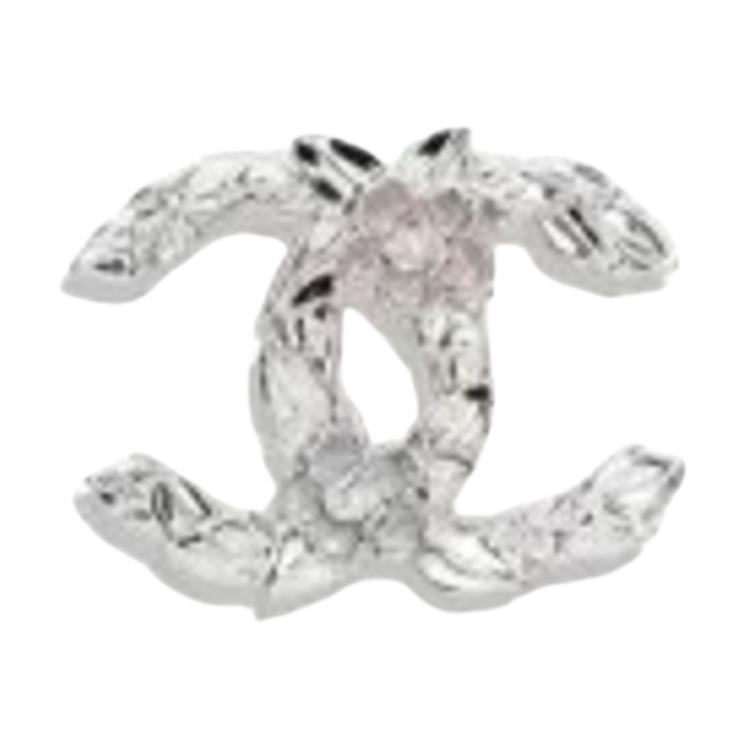 CHANEL Брошь женская серебряная
CHANEL Брошь женская серебряная