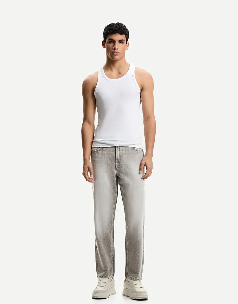 Зауженные джинсы Bershka светло-серого цвета
Зауженные джинсы Bershka светло-серого цвета