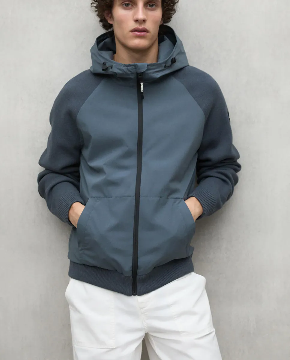 Мужской вязаный свитер с капюшоном и застежкой-молнией и передним карманом Ecoalf, серый
Мужской вязаный свитер с капюшоном и застежкой-молнией и передним карманом Ecoalf, серый