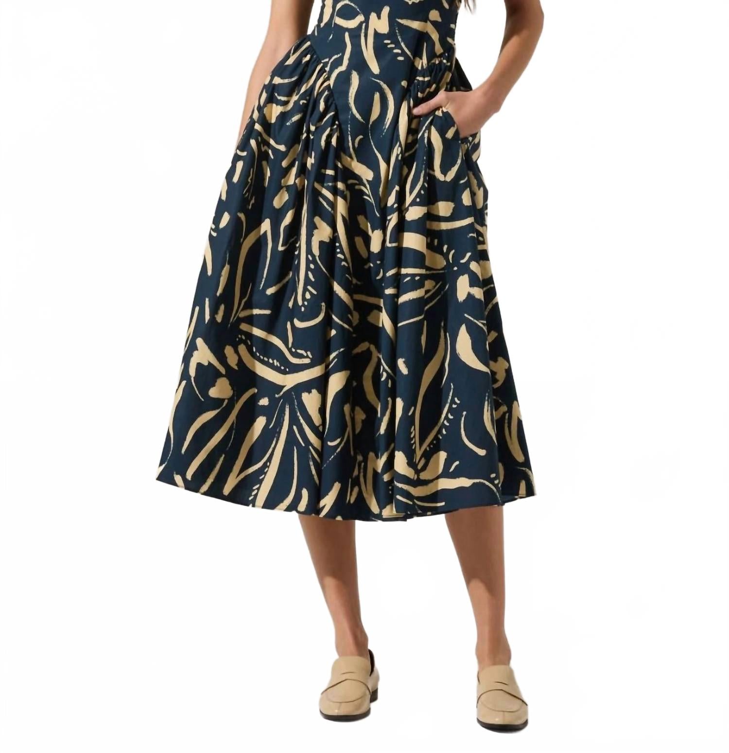 Винья Миди-платье с заниженной талией в темно-синем цвете ASTR
Винья Миди-платье с заниженной талией в темно-синем цвете ASTR