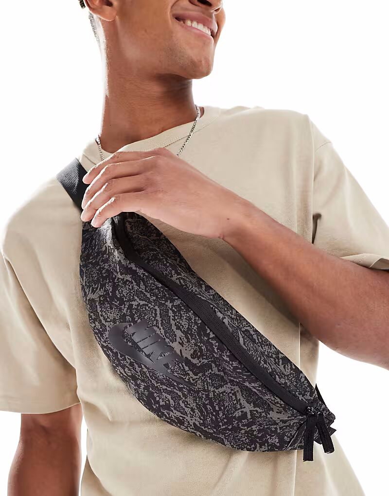 Поясная сумка Nike Heritage черного цвета
Поясная сумка Nike Heritage черного цвета