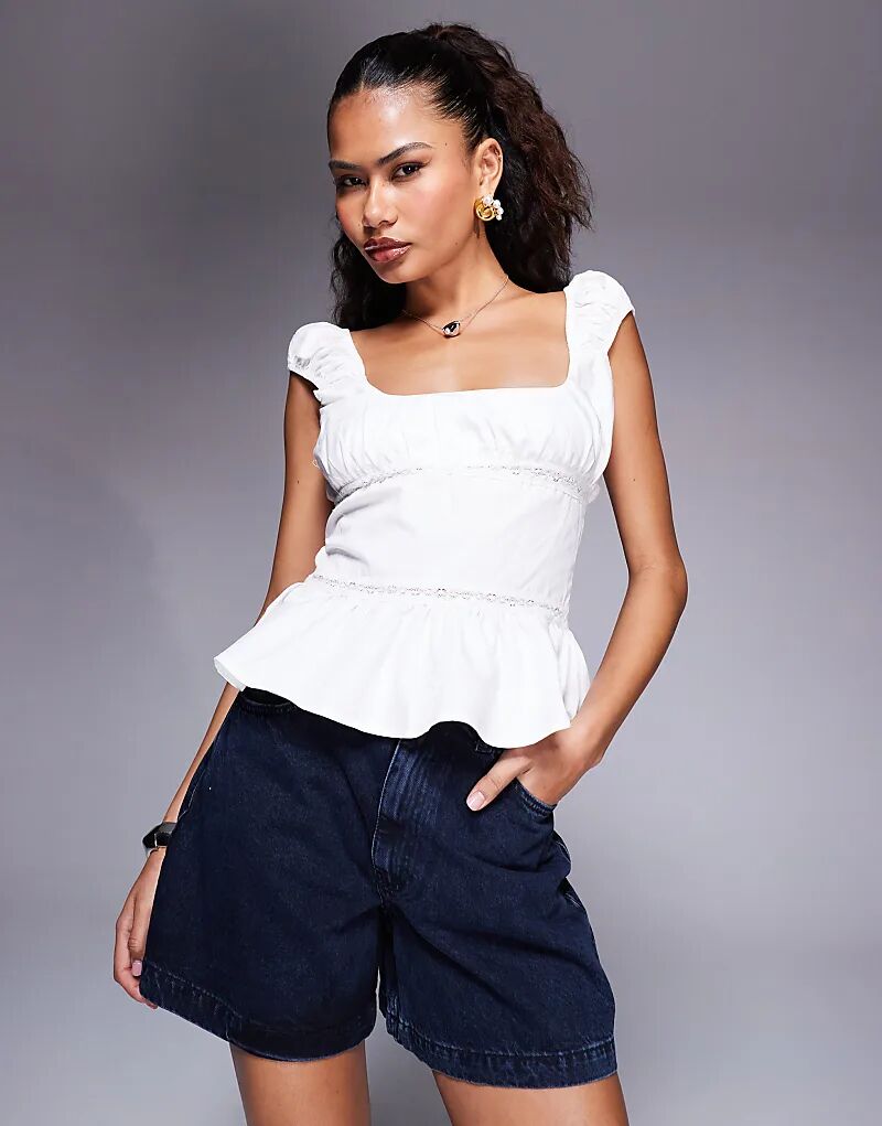 Белый топ с баской и кружевной отделкой принцессы Полли Соми
Белый топ с баской и кружевной отделкой принцессы Полли Соми