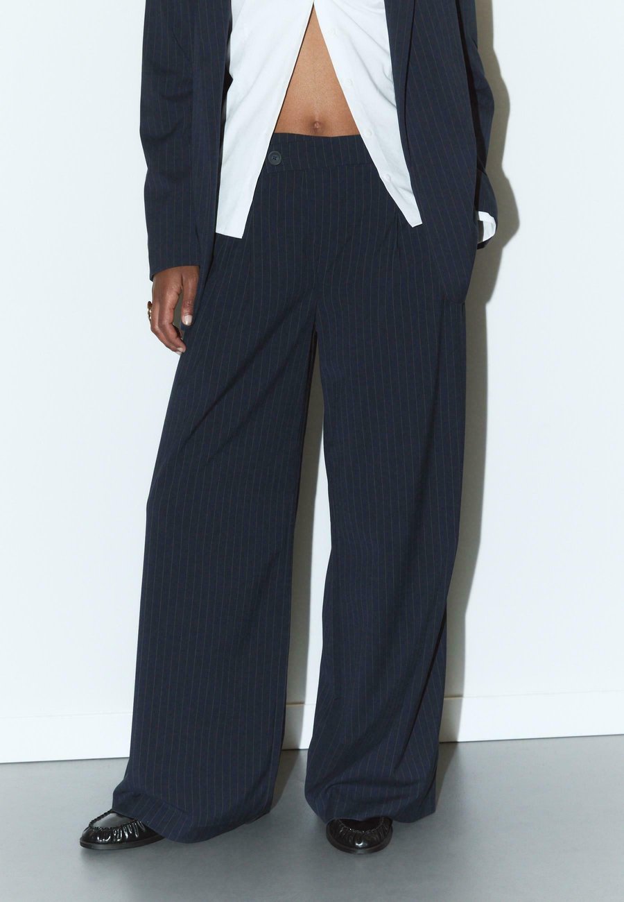 Брюки Stradivarius CASUAL STRIPED WITH CROSSOVER , Dark Blue
Брюки Stradivarius CASUAL STRIPED WITH CROSSOVER , Dark Blue