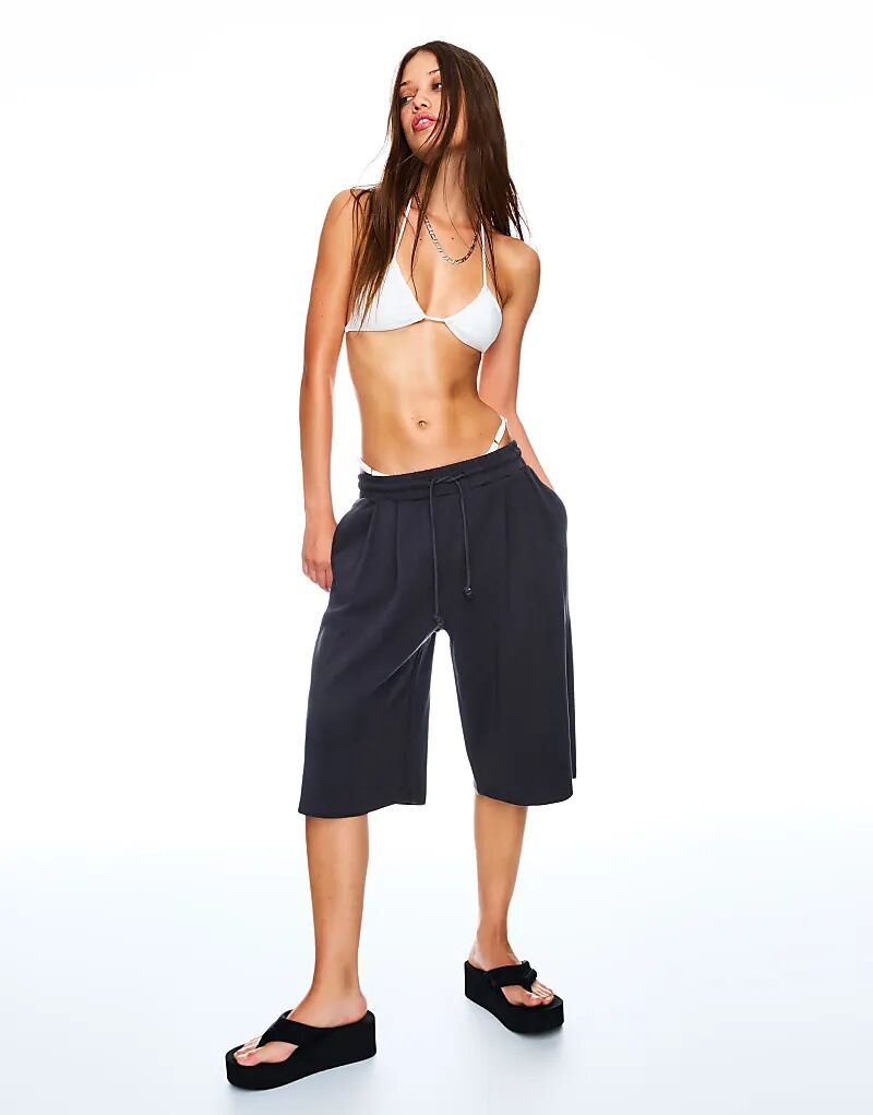 Бермуды Bershka с эластичным поясом, антрацитового цвета
Бермуды Bershka с эластичным поясом, антрацитового цвета