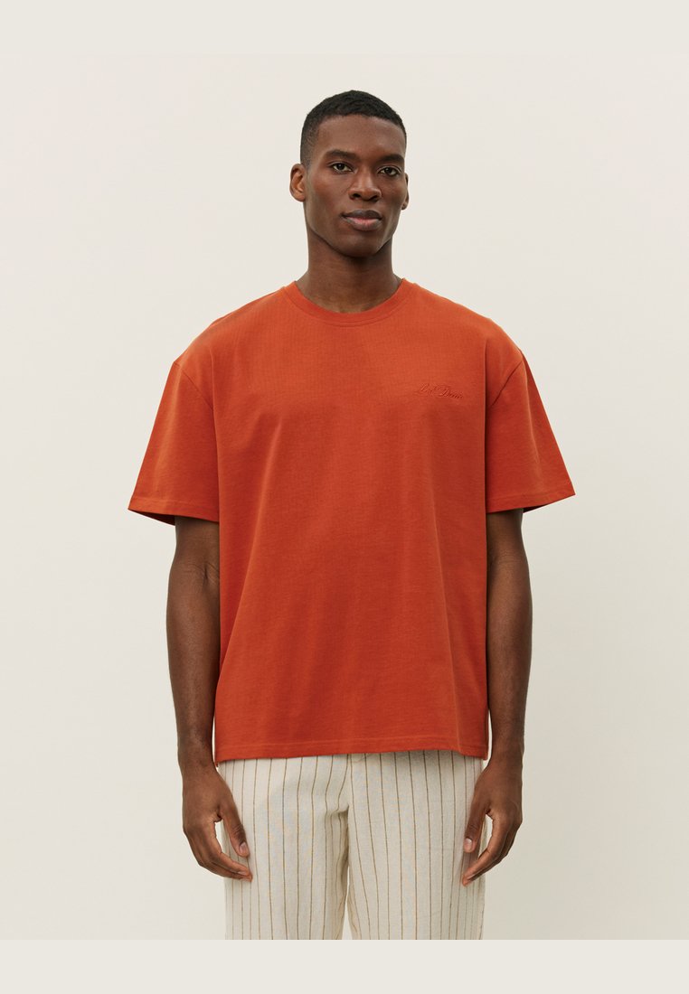 Базовая футболка CREW Les Deux, красный
Базовая футболка CREW Les Deux, красный