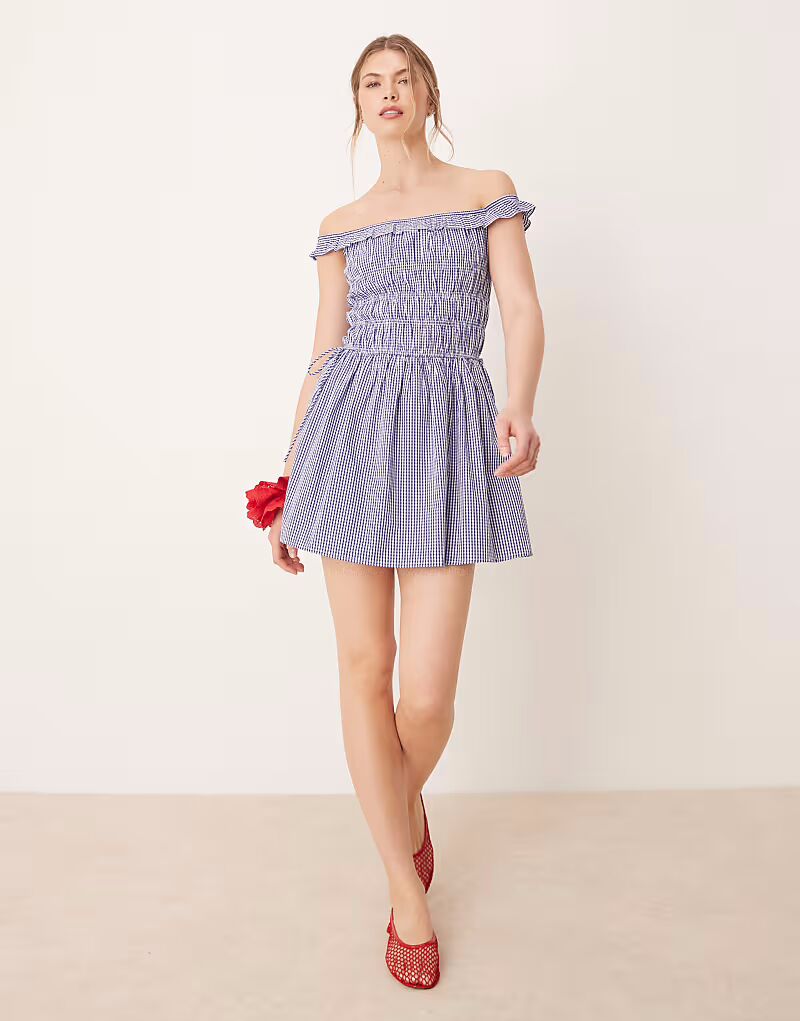 Гламурное мини-платье с открытыми плечами и сборками в синюю клетку Glamorous
Гламурное мини-платье с открытыми плечами и сборками в синюю клетку Glamorous