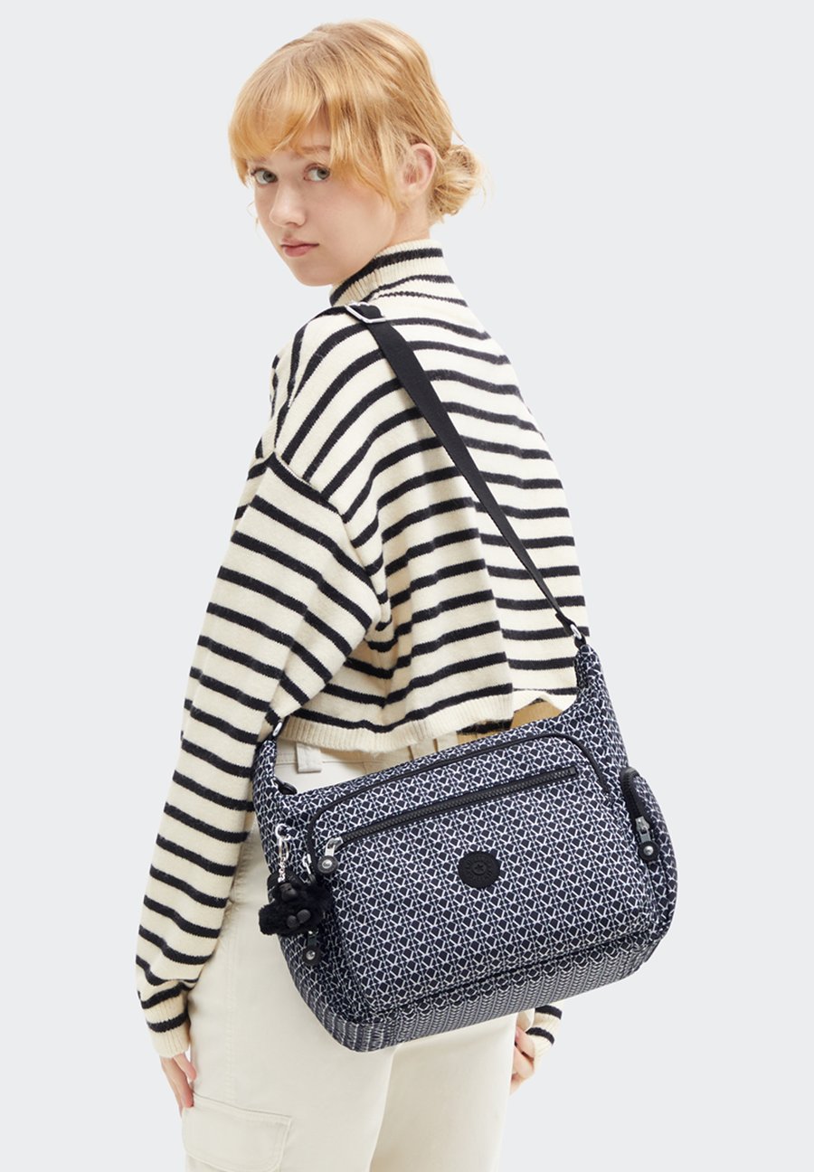 Сумка кросс-боди Kipling GABBIE PRT AC, Signature Print/Dark Blue
Сумка кросс-боди Kipling GABBIE PRT AC, Signature Print/Dark Blue