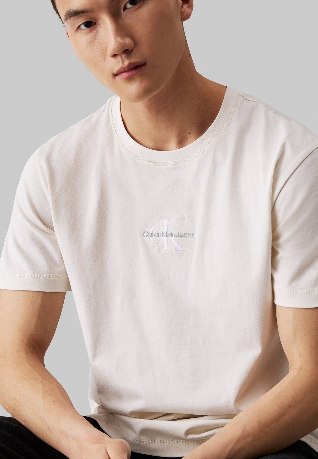 Футболка с принтом MONOLOGO Calvin Klein Jeans, кремовый 
Футболка с принтом MONOLOGO Calvin Klein Jeans, кремовый