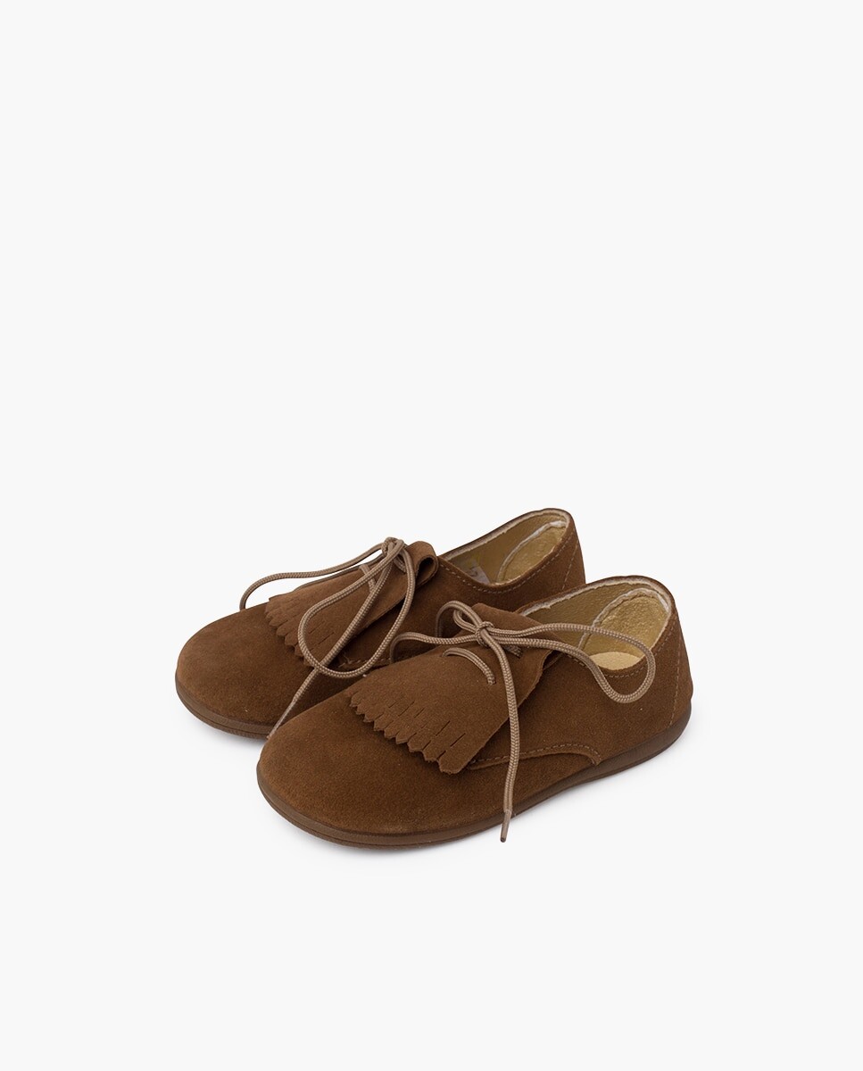 Детские замшевые туфли на шнуровке с язычком с бахромой Pisamonas
Детские замшевые туфли на шнуровке с язычком с бахромой Pisamonas