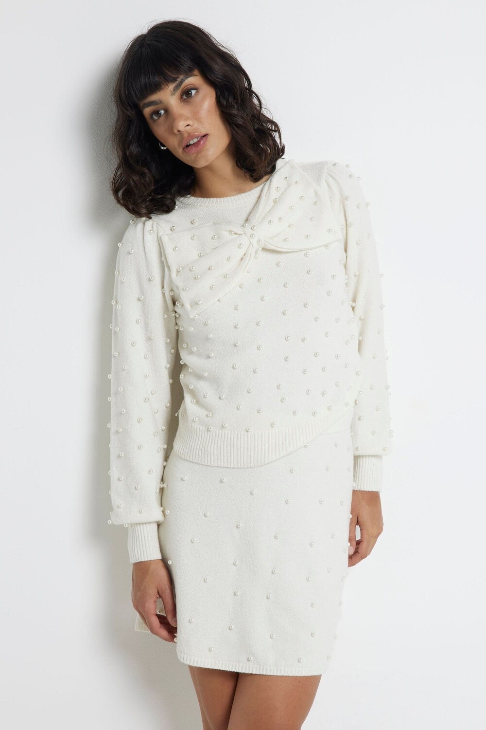 Джемпер с круглым вырезом и бантом из жемчуга River Island, бежевый
Джемпер с круглым вырезом и бантом из жемчуга River Island, бежевый