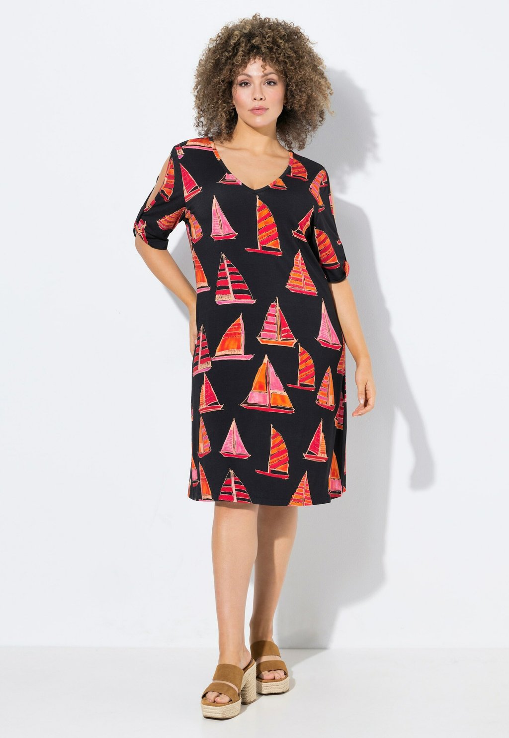 Повседневное платье SAILBOAT SHORT SLEEVE BACKLESS COLD SHOULDER Ulla Popken, черный
Повседневное платье SAILBOAT SHORT SLEEVE BACKLESS COLD SHOULDER Ulla Popken, черный