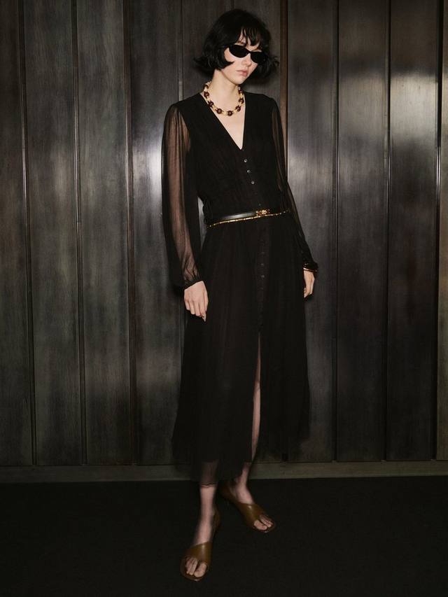 Милый миди-платье с длинными рукавами и v-образным вырезом Mango
Милый миди-платье с длинными рукавами и v-образным вырезом Mango