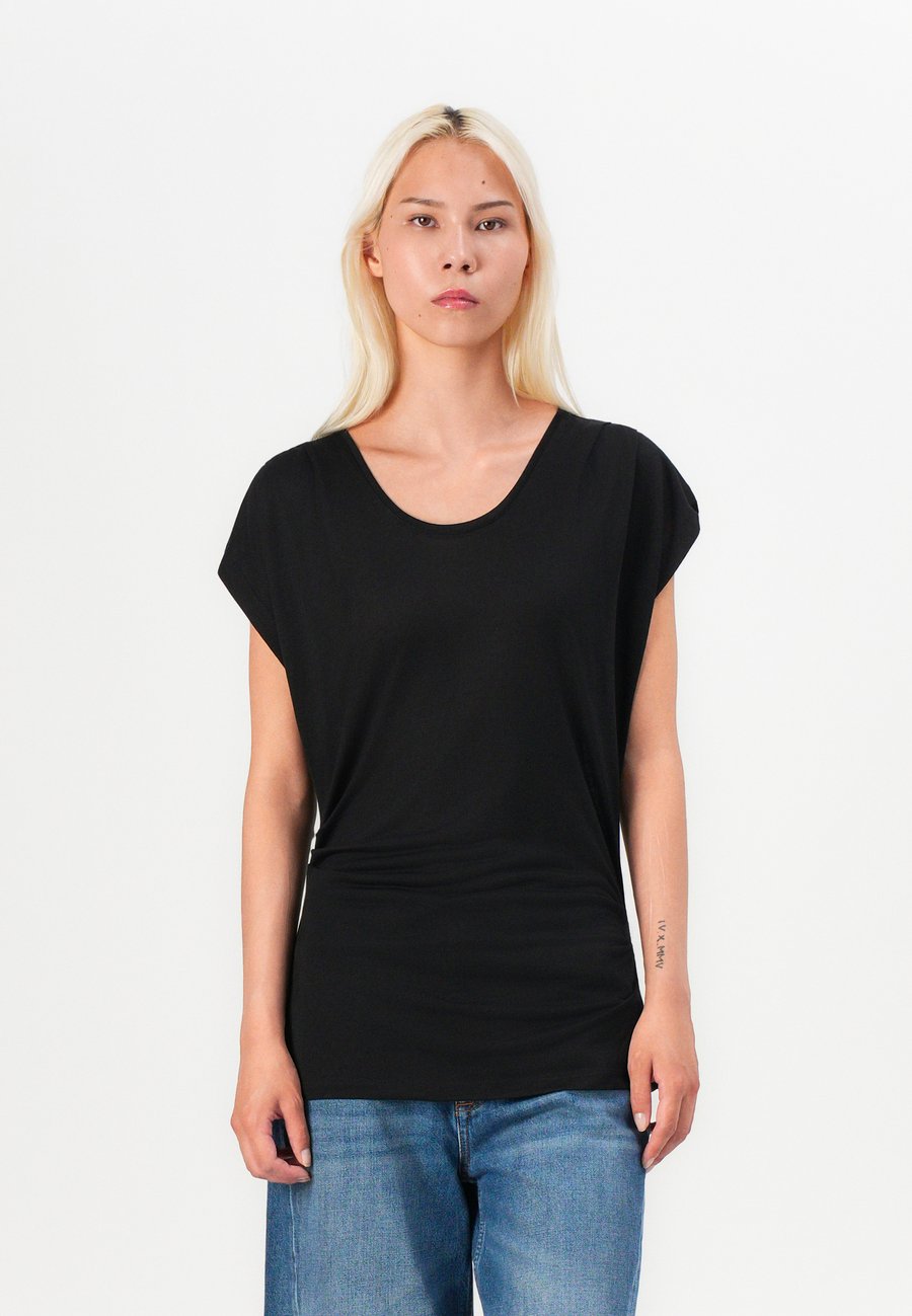 Блуза Bruuns Bazaar KATKABBAKI BLOUSE, Black
Блуза Bruuns Bazaar KATKABBAKI BLOUSE, Black
