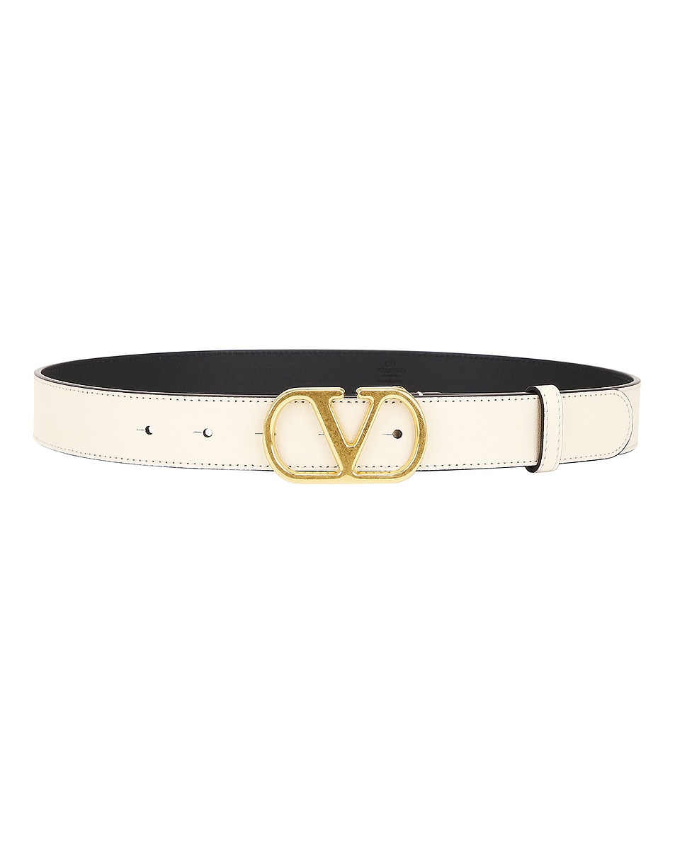 Ремень с логотипом V и логотипом 30 Valentino Garavani, цвет Butter White
Ремень с логотипом V и логотипом 30 Valentino Garavani, цвет Butter White