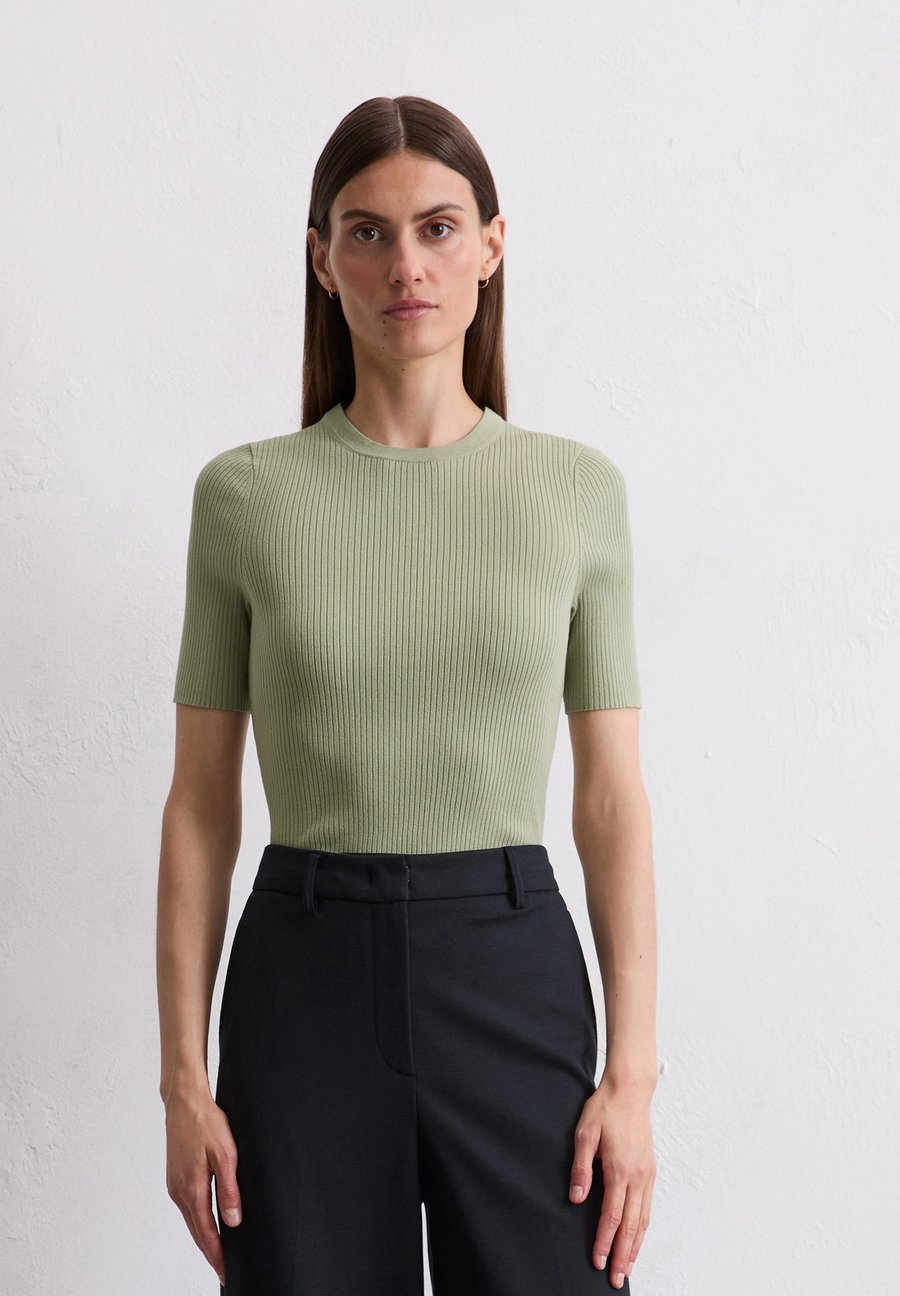 Футболка Marc O'Polo MARC O’POLO X DFB TRAVEL COLLECTION, SHORTSLEEVE, ROUND NECK, Smooth Sage/Khaki, Зеленый, Футболка Marc O'Polo MARC O’POLO X DFB TRAVEL COLLECTION, SHORTSLEEVE, ROUND NECK, Smooth Sage/Khaki
Футболка Marc O'Polo MARC O’POLO X DFB TRAVEL COLLECTION, SHORTSLEEVE, ROUND NECK, Smooth Sage/Khaki, Зеленый, Футболка Marc O'Polo MARC O’POLO X DFB TRAVEL COLLECTION, SHORTSLEEVE, ROUND NECK, Smooth Sage/Khaki