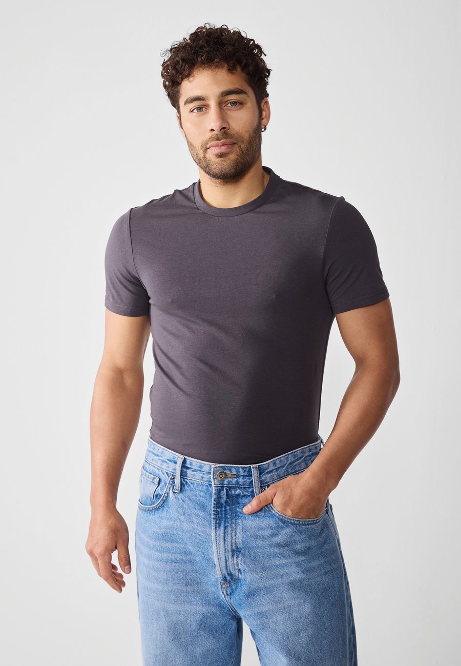 Футболка Pier One Basic T-shirt, Forged Iron/Dark Grey, Серый, Футболка Pier One Basic T-shirt, Forged Iron/Dark Grey
Футболка Pier One Basic T-shirt, Forged Iron/Dark Grey, Серый, Футболка Pier One Basic T-shirt, Forged Iron/Dark Grey