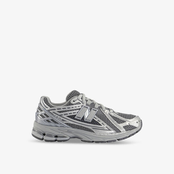 Низкие кроссовки из кожи и сетки с фирменной нашивкой 1906 года New Balance, серый
Низкие кроссовки из кожи и сетки с фирменной нашивкой 1906 года New Balance, серый