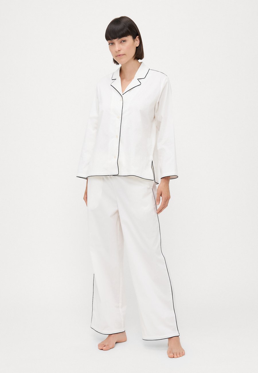 Пижамный комплект Desmond & Dempsey WOMENS LONG, Cream/Off-White
Пижамный комплект Desmond & Dempsey WOMENS LONG, Cream/Off-White