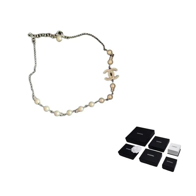 CHANEL Серебряное колье Double C с искусственным жемчугом и стразами
CHANEL Серебряное колье Double C с искусственным жемчугом и стразами