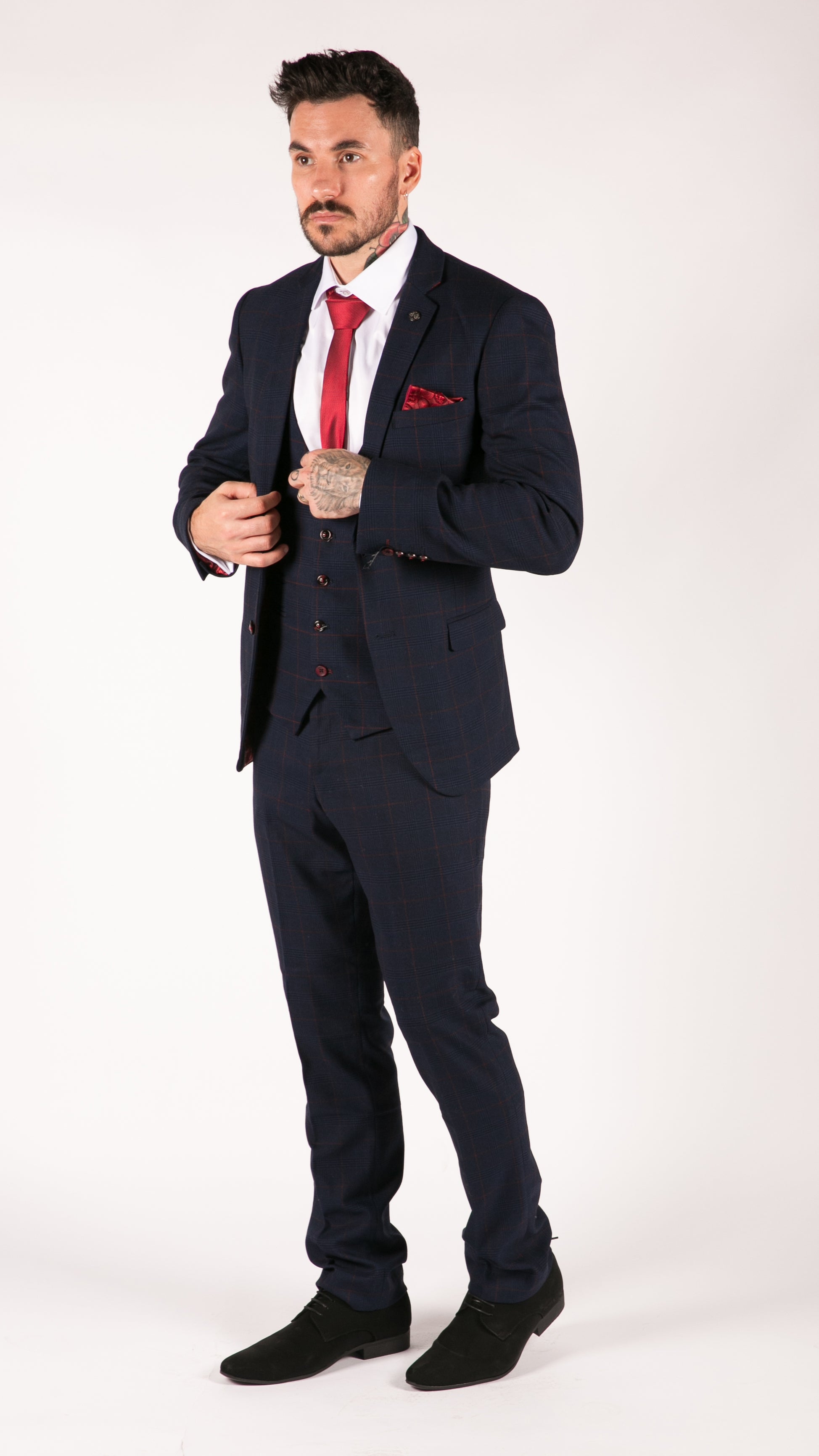 Костюм-тройка в темно-синую винную клетку Edinson Marc Darcy
Костюм-тройка в темно-синую винную клетку Edinson Marc Darcy