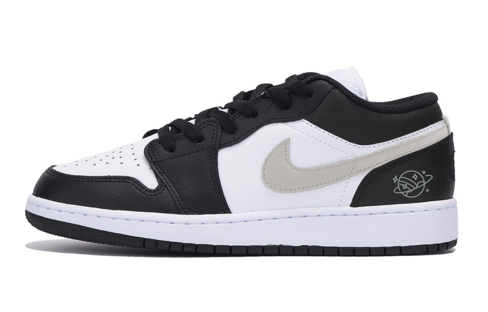 Детские баскетбольные кроссовки Air 1 с низким верхом и противоскользящим верхом для подростков Jordan, черный 
Детские баскетбольные кроссовки Air 1 с низким верхом и противоскользящим верхом для подростков Jordan, черный