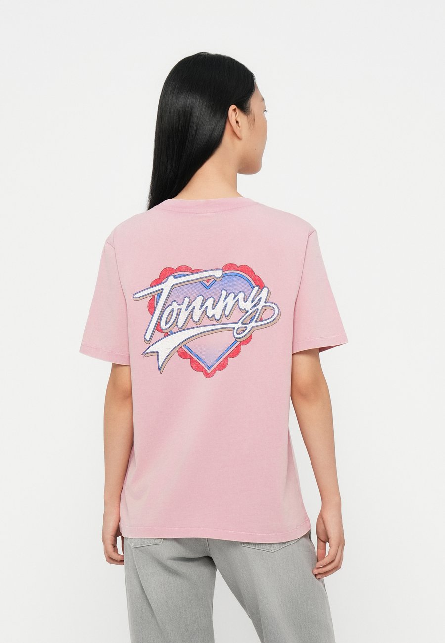 Футболка Tommy Jeans WASH HEART TEE, Mystic Pink/Pink
Футболка Tommy Jeans WASH HEART TEE, Mystic Pink/Pink