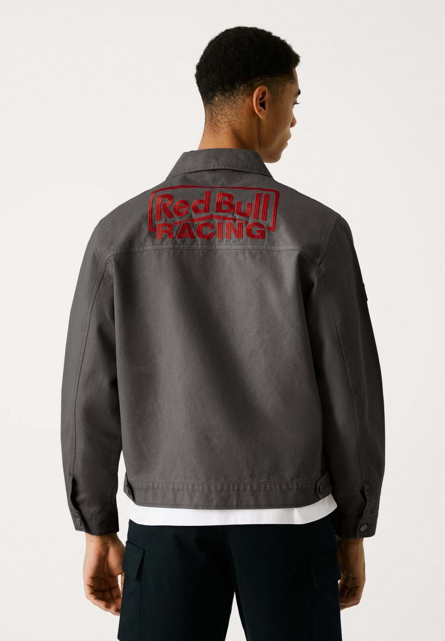 Куртка Red Bull Racing x Pepe Jeans EMBOSSED LOGO, Graphite Grey/Grey
Куртка Red Bull Racing x Pepe Jeans EMBOSSED LOGO, Graphite Grey/Grey