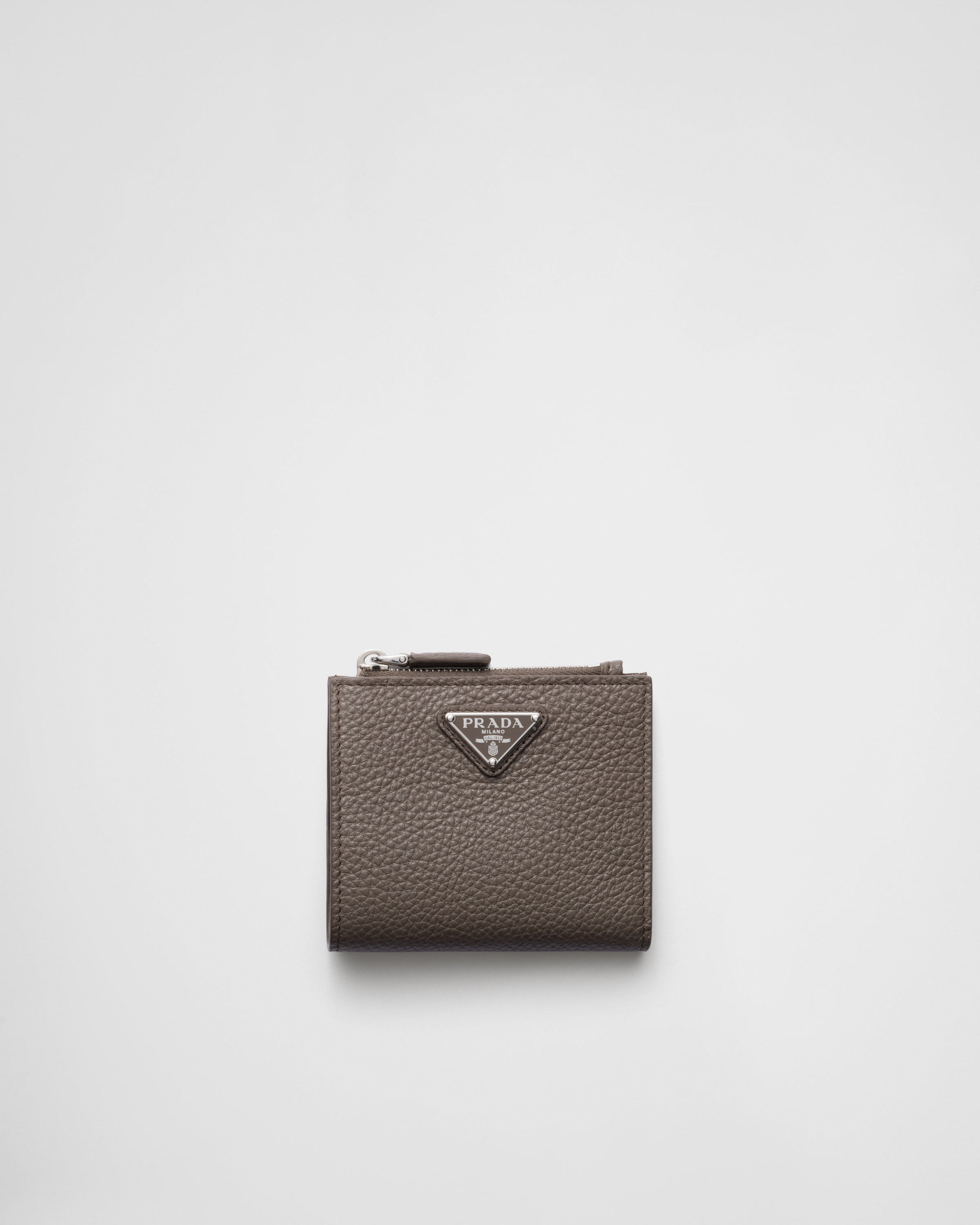Маленький кожаный кошелек Prada, бамбуковый серый
Маленький кожаный кошелек Prada, бамбуковый серый