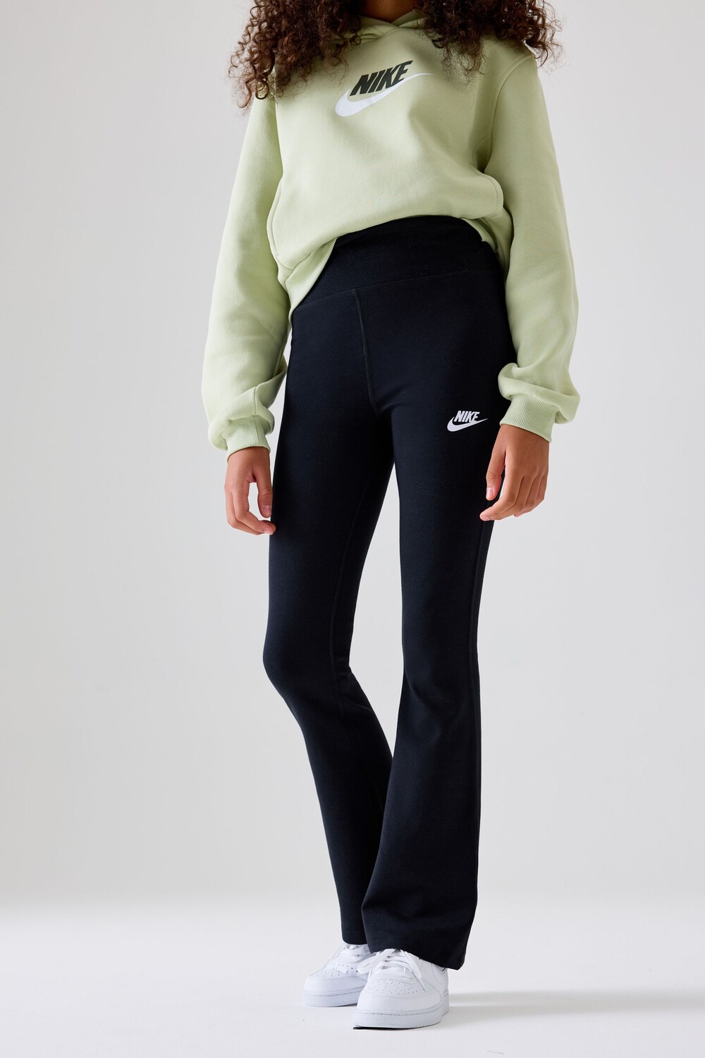 Расклешенные леггинсы с высокой талией Nike, черный
Расклешенные леггинсы с высокой талией Nike, черный