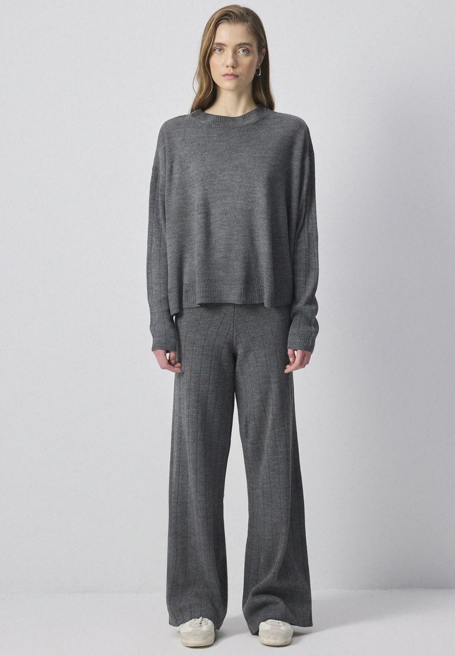 Джемпер Touché Privé SET, Anthracite/Anthracite
Джемпер Touché Privé SET, Anthracite/Anthracite