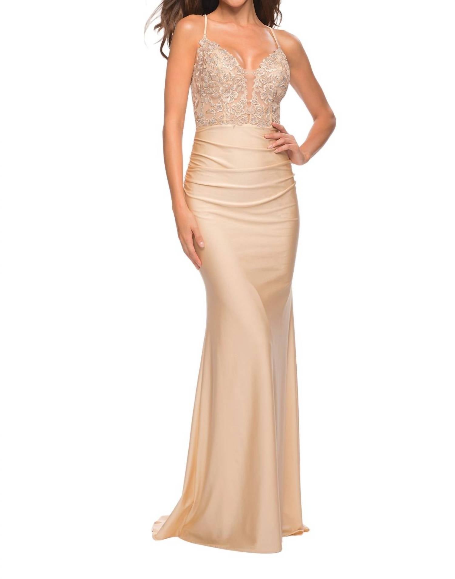 Прозрачное платье для выпускного с V-образным вырезом в светло-золотом цвете La Femme
Прозрачное платье для выпускного с V-образным вырезом в светло-золотом цвете La Femme