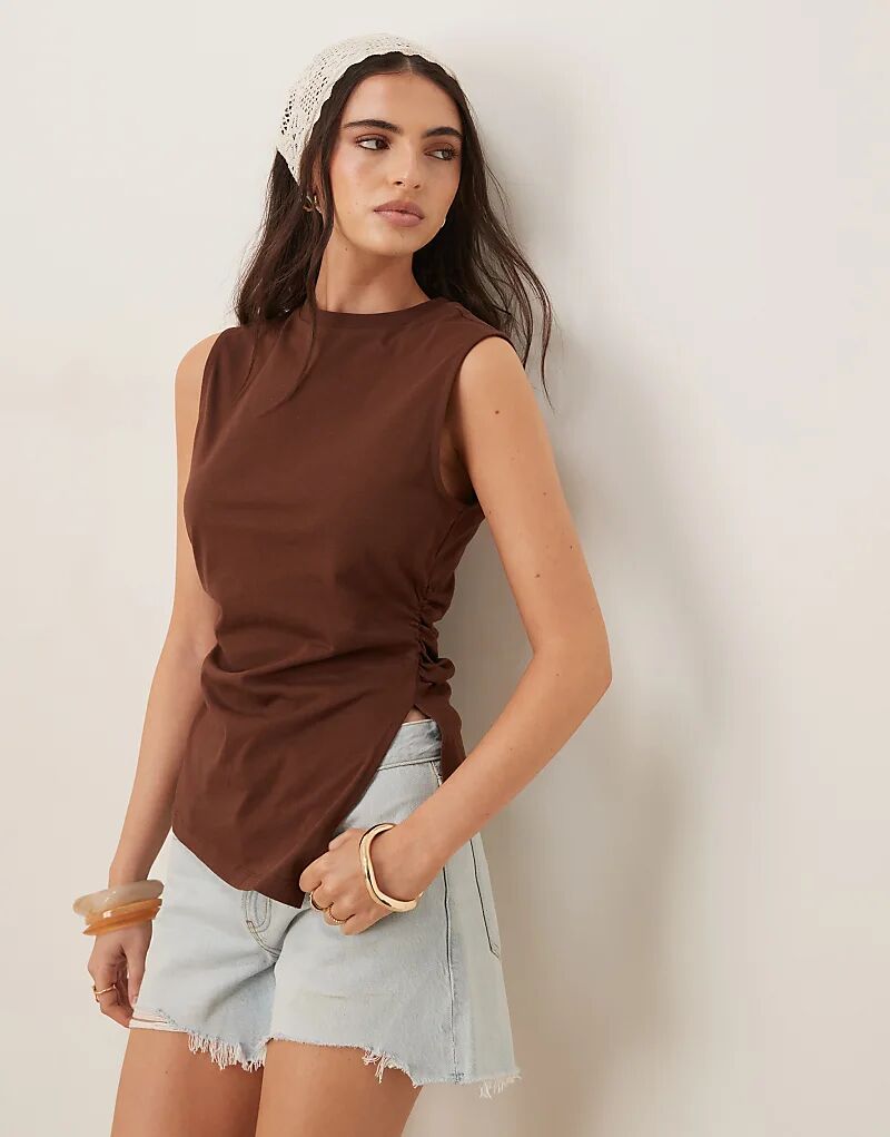 Майка-борцовка ASOS DESIGN с асимметричным подолом коричневого цвета
Майка-борцовка ASOS DESIGN с асимметричным подолом коричневого цвета