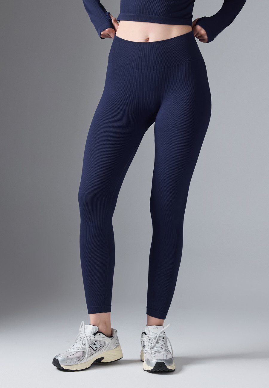 Леггинсы Even&Odd active FULL LENGTH HIGH RISE FINE RIB SEAMLESS LEGGINGS, 503 - Dark Blue/Dark Blue
Леггинсы Even&Odd active FULL LENGTH HIGH RISE FINE RIB SEAMLESS LEGGINGS, 503 - Dark Blue/Dark Blue