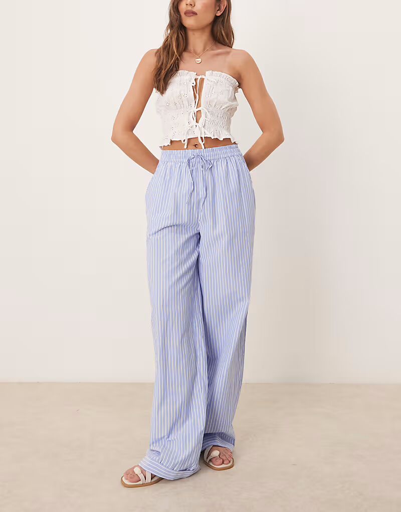 Широкие брюки Vila в полоску с высокой талией и отворотами синего цвета
Широкие брюки Vila в полоску с высокой талией и отворотами синего цвета