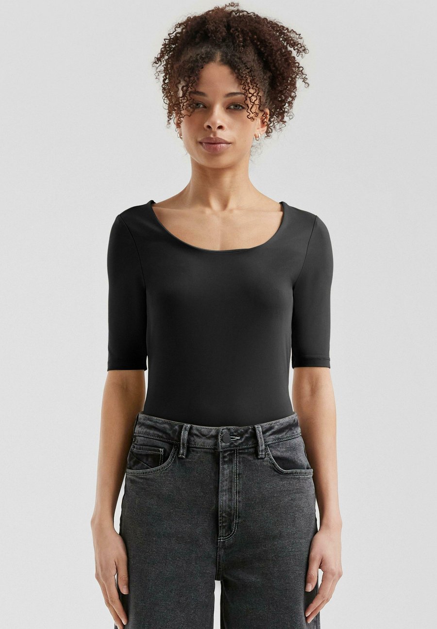 Футболка QS SCHMAL GESCHNITTENES MIT GROSSEM AUSSCHNITT, Schwarz/Black, Черный, Футболка QS SCHMAL GESCHNITTENES MIT GROSSEM AUSSCHNITT, Schwarz/Black
Футболка QS SCHMAL GESCHNITTENES MIT GROSSEM AUSSCHNITT, Schwarz/Black, Черный, Футболка QS SCHMAL GESCHNITTENES MIT GROSSEM AUSSCHNITT, Schwarz/Black