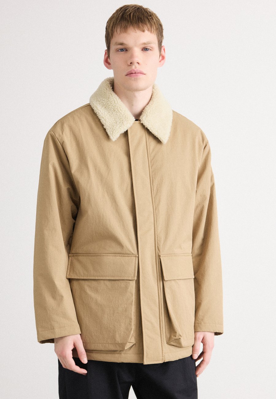 Пальто Calvin Klein Jeans DETACHABLE COLLAR , Roasted Brown/Beige
Пальто Calvin Klein Jeans DETACHABLE COLLAR , Roasted Brown/Beige