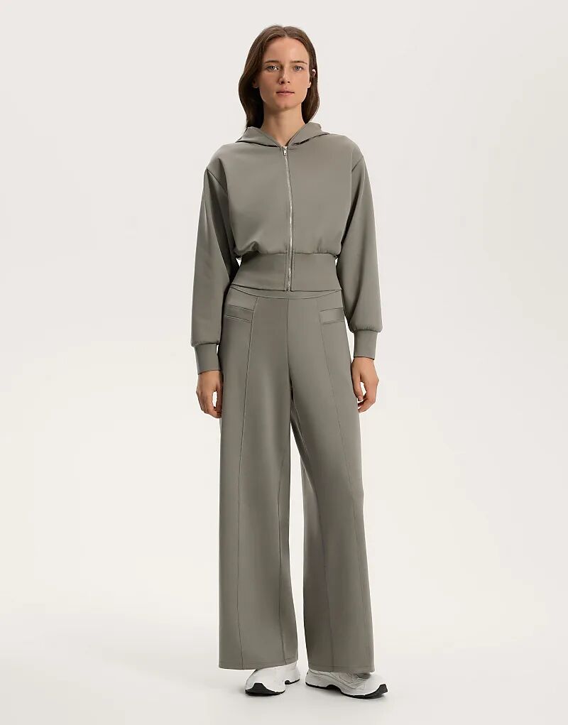 Куртка OYSHO из неопрена с капюшоном зеленого цвета
Куртка OYSHO из неопрена с капюшоном зеленого цвета