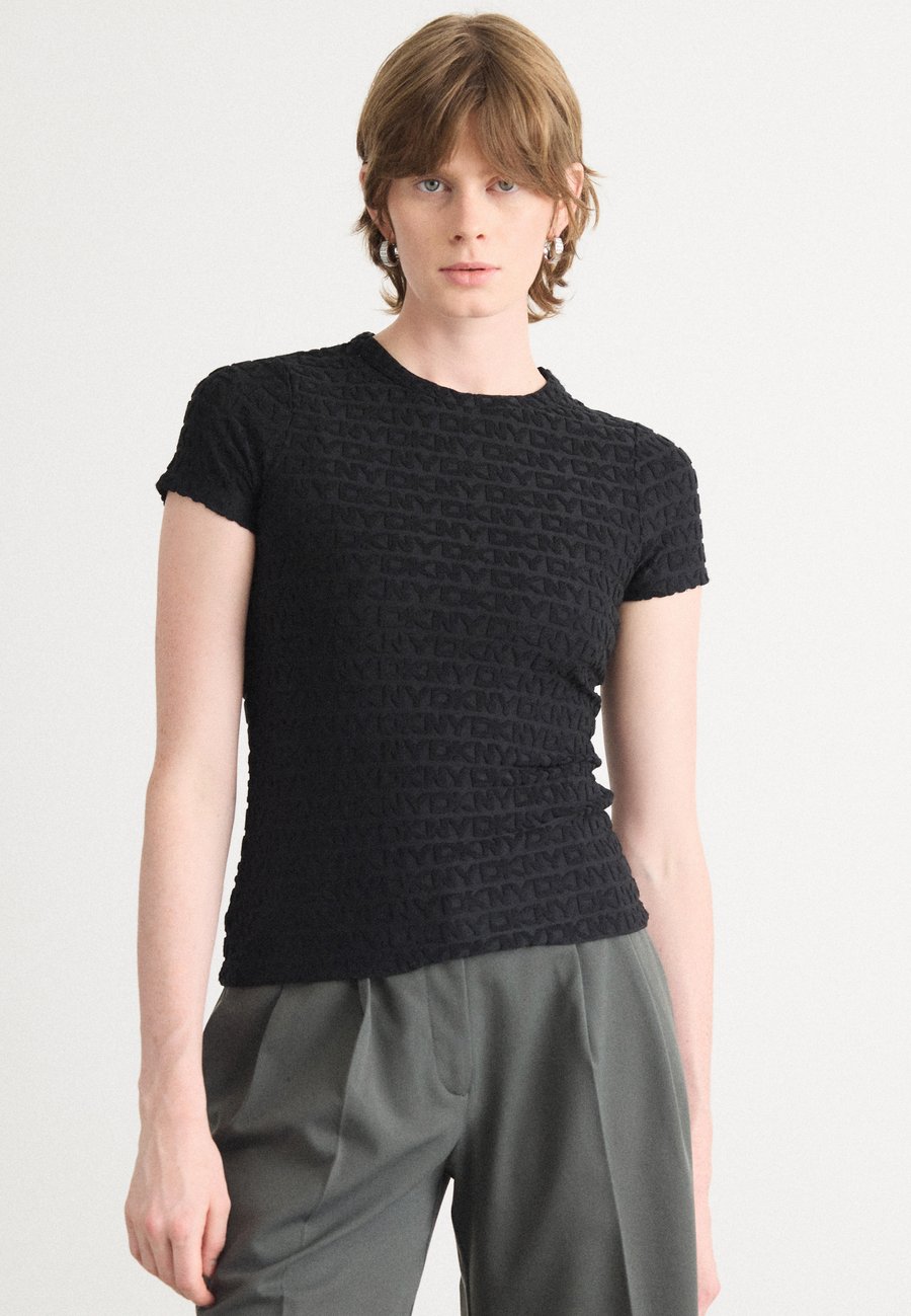 Футболка DKNY LOGO CREW NECK TEE, Black, Черный, Футболка DKNY LOGO CREW NECK TEE, Black
Футболка DKNY LOGO CREW NECK TEE, Black, Черный, Футболка DKNY LOGO CREW NECK TEE, Black