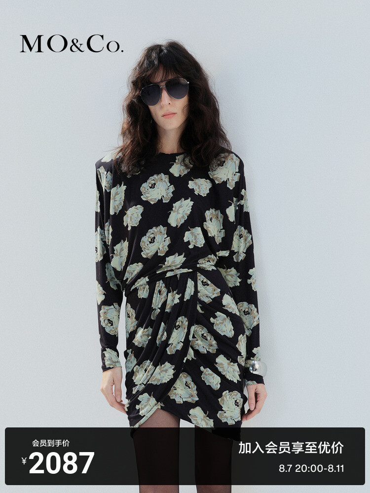 Платье-стойка Moco с подплечниками и розами, черный
Платье-стойка Moco с подплечниками и розами, черный