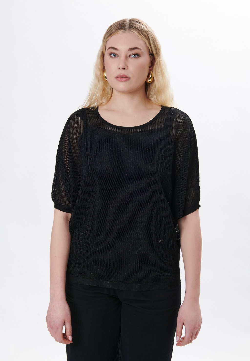 Базовая футболка HOLE-PATTERN Maison Form'elle, черный
Базовая футболка HOLE-PATTERN Maison Form'elle, черный