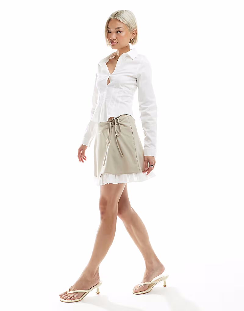 Мини-юбка Miss Selfridge с оборками по подолу, скроенная на заказ, в каменном цвете
Мини-юбка Miss Selfridge с оборками по подолу, скроенная на заказ, в каменном цвете