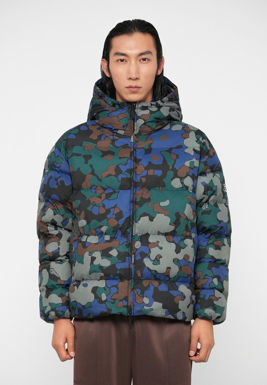 Куртка EA7 Emporio Armani MOUNTAIN ECO HOODED JACKET GRAPHIC, Multi-Coloured
Куртка EA7 Emporio Armani MOUNTAIN ECO HOODED JACKET GRAPHIC, Multi-Coloured
