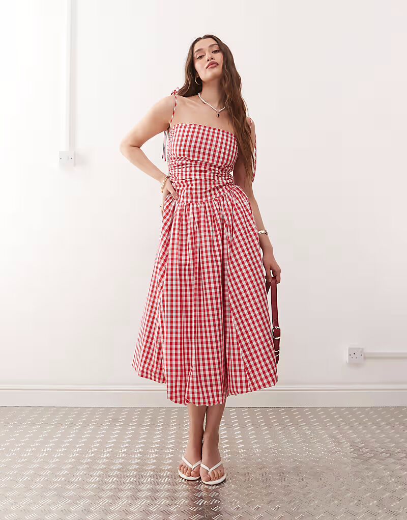 Платье-миди Amy Lynn Alexa с завязками на плечах и пышной юбкой в красную клетку
Платье-миди Amy Lynn Alexa с завязками на плечах и пышной юбкой в красную клетку